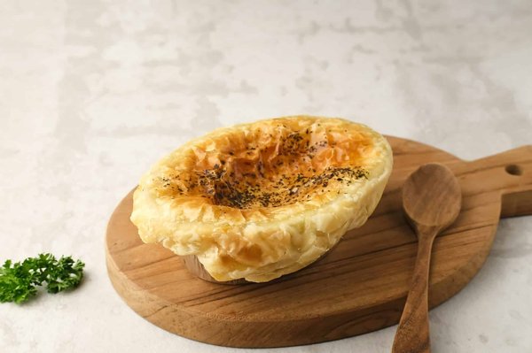 Come fare una zuppa di cipolle gratinata con crostini di pane al formaggio?