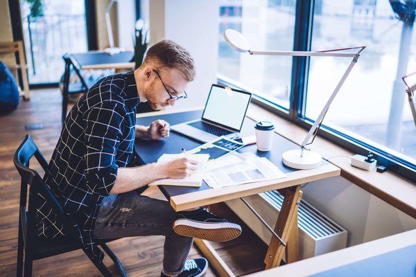 Come posso insegnare a un Carlino a non saltare sulle persone durante le visite a casa?