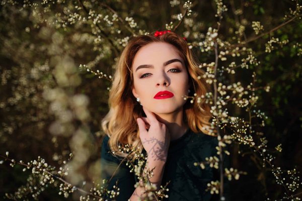 Come utilizzare le sciarpe di seta per aggiungere un tocco di classe a qualsiasi abbigliamento?