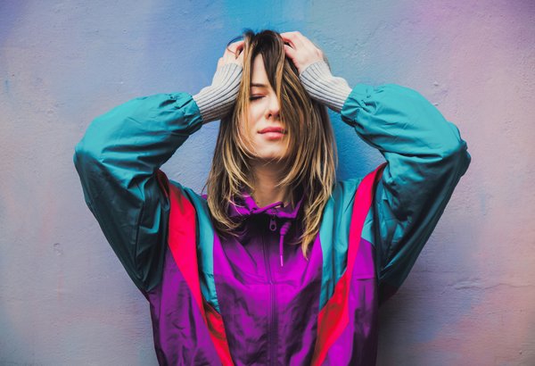 Come integrare scarpe da ginnastica di alta moda in un outfit da ufficio contemporaneo?